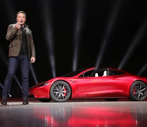 Tesla Roadster : le propulseur Space X serait caché derrière la plaque d'immatriculation